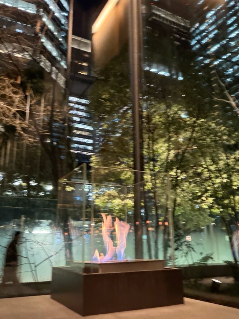 ガラス張りでオフィスビルを見上げながら。
奥のお席の横には暖炉があり、ほっこり温まります。