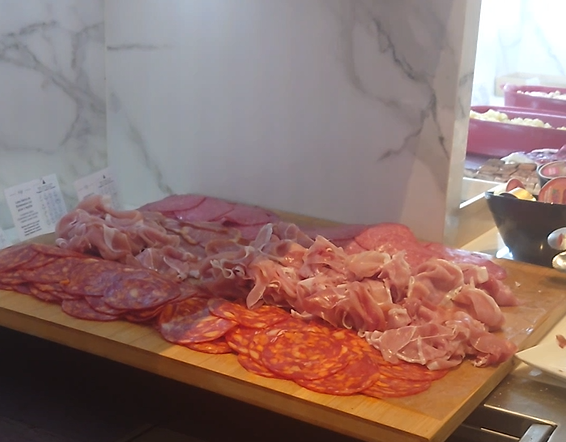 Sala VIP Pau Casalsの生ハムやサラミ