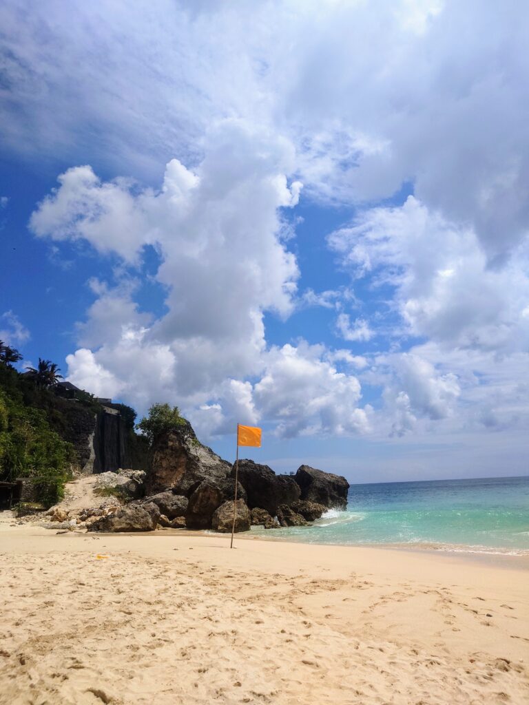 アヤナリゾートのプライベートビーチはとても綺麗な海でした。スタッフさんも居て安心です。